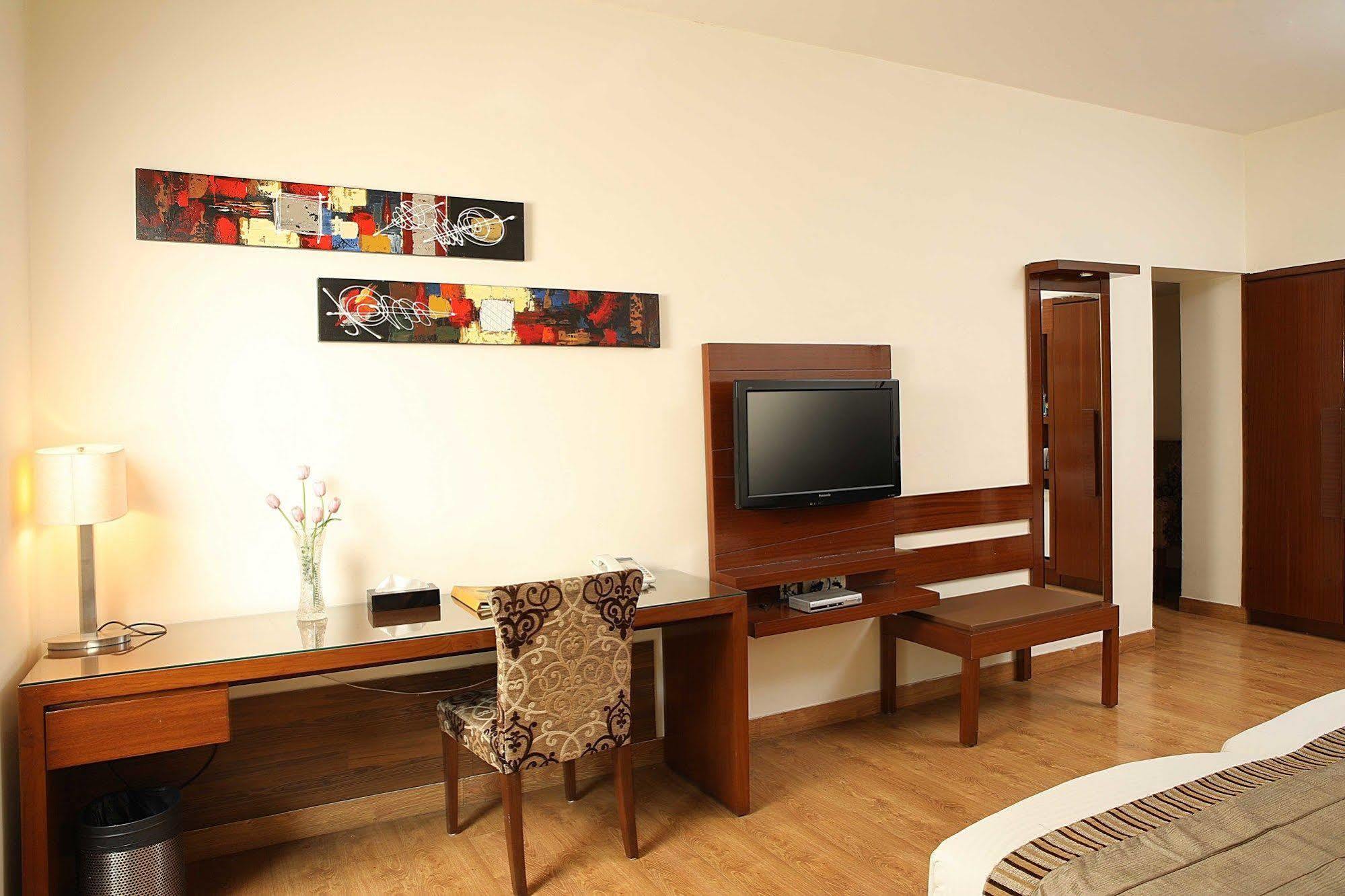 Hotel Ahuja Residency Sunder Nagar Neu-Delhi Exterior foto